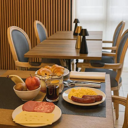 Hotel Logis Blue Garden 3*